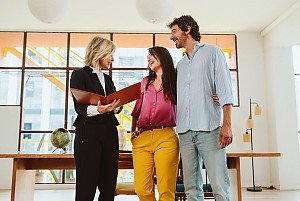 Foto Der Verkauf einer Immobilie ist oft eine der gr��ten finanziellen Entscheidungen im Leben. Besonders in einer Stadt wie M�nchengladbach, wo der Immobilienmarkt von zahlreichen Faktoren beeinflusst wird, ist eine durchdachte Strategie entscheidend. In diesem Artikel erfahren Sie, wie Sie Ihre Immobilie erfolgreich verkaufen und den besten Preis erzielen.