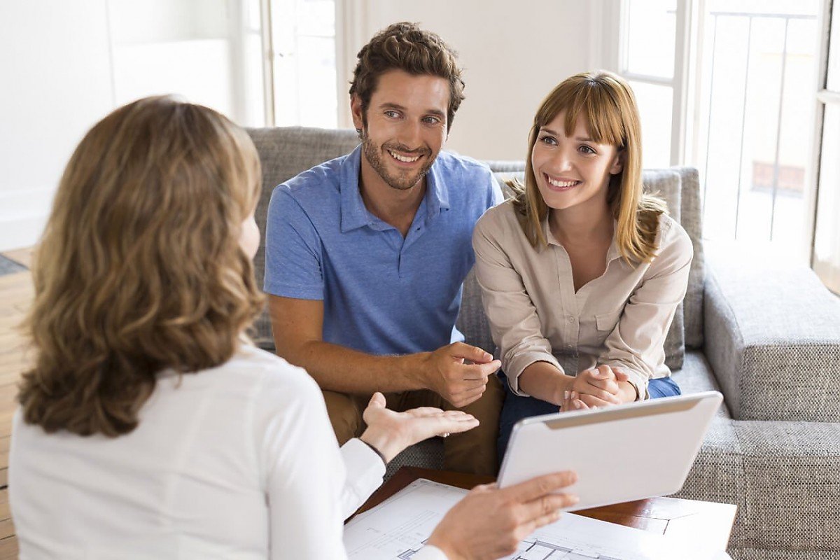 Foto Ein professioneller Immobilienmakler zeichnet sich durch verschiedene Merkmale aus, die seine Fachkompetenz, Integrit�t und Effizienz widerspiegeln. Hier sind einige Anzeichen, auf die Sie achten k�nnen, um einen professionellen Immobilienmakler zu erkennen: