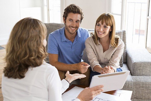 Foto Ein professioneller Immobilienmakler zeichnet sich durch verschiedene Merkmale aus, die seine Fachkompetenz, Integrit�t und Effizienz widerspiegeln. Hier sind einige Anzeichen, auf die Sie achten k�nnen, um einen professionellen Immobilienmakler zu erkennen: