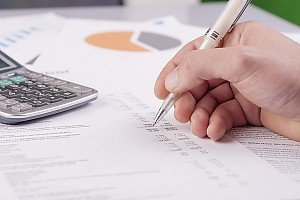 Foto F�r eine Immobilienbewertung sind in der Regel verschiedene Unterlagen erforderlich, um eine genaue und fundierte Einsch�tzung des Immobilienwerts vornehmen zu k�nnen. Hier sind einige der wichtigsten Unterlagen, die f�r eine Immobilienbewertung ben�tigt werden: