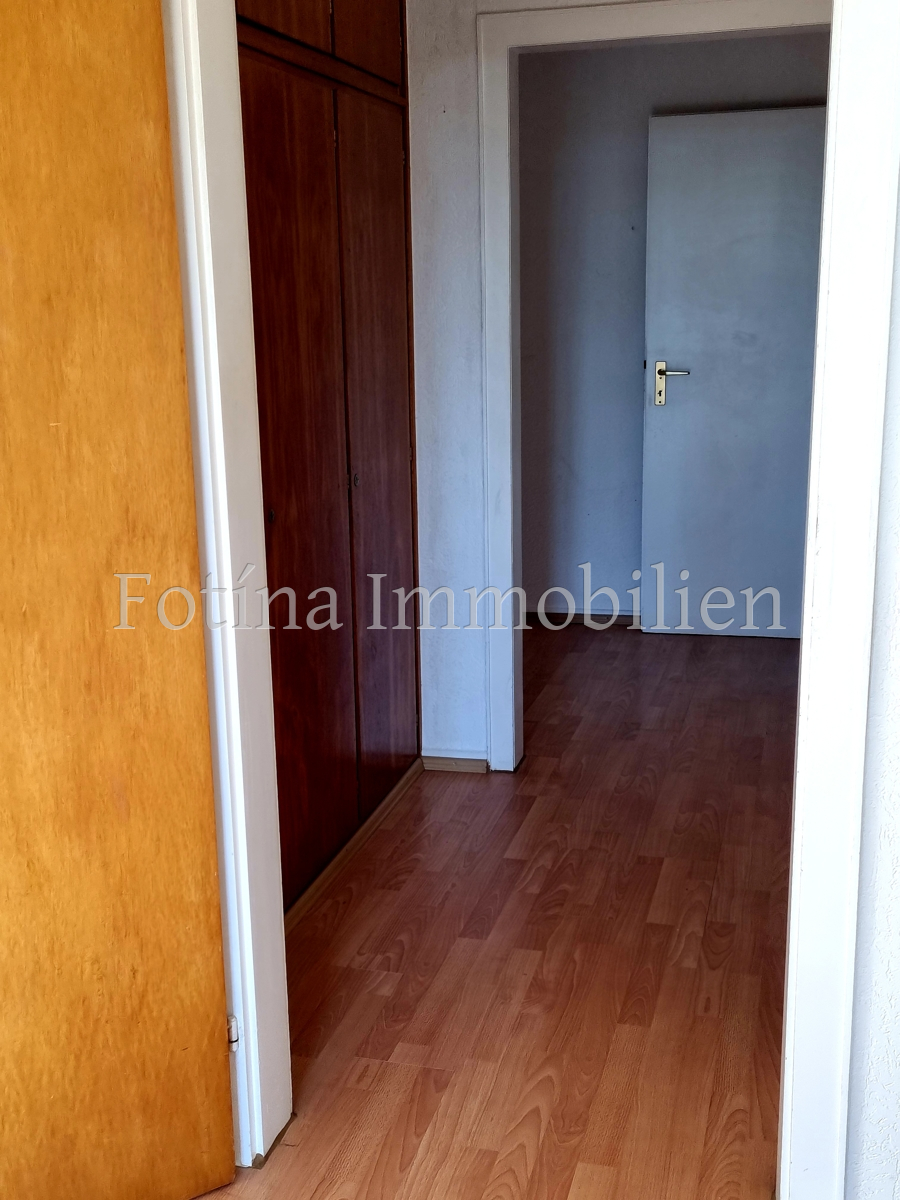 Flur mit Einbauschrank Etagenwohnung M�nchengladbach