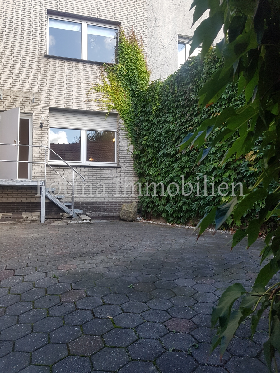 Innenhof mit Treppe Mehrfamilienhaus M�nchengladbach
