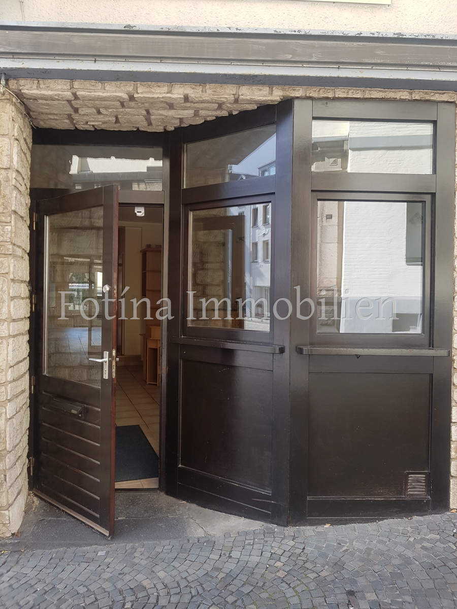 Eingangst�r mit Schaufenster Mehrfamilienhaus M�nchengladbach