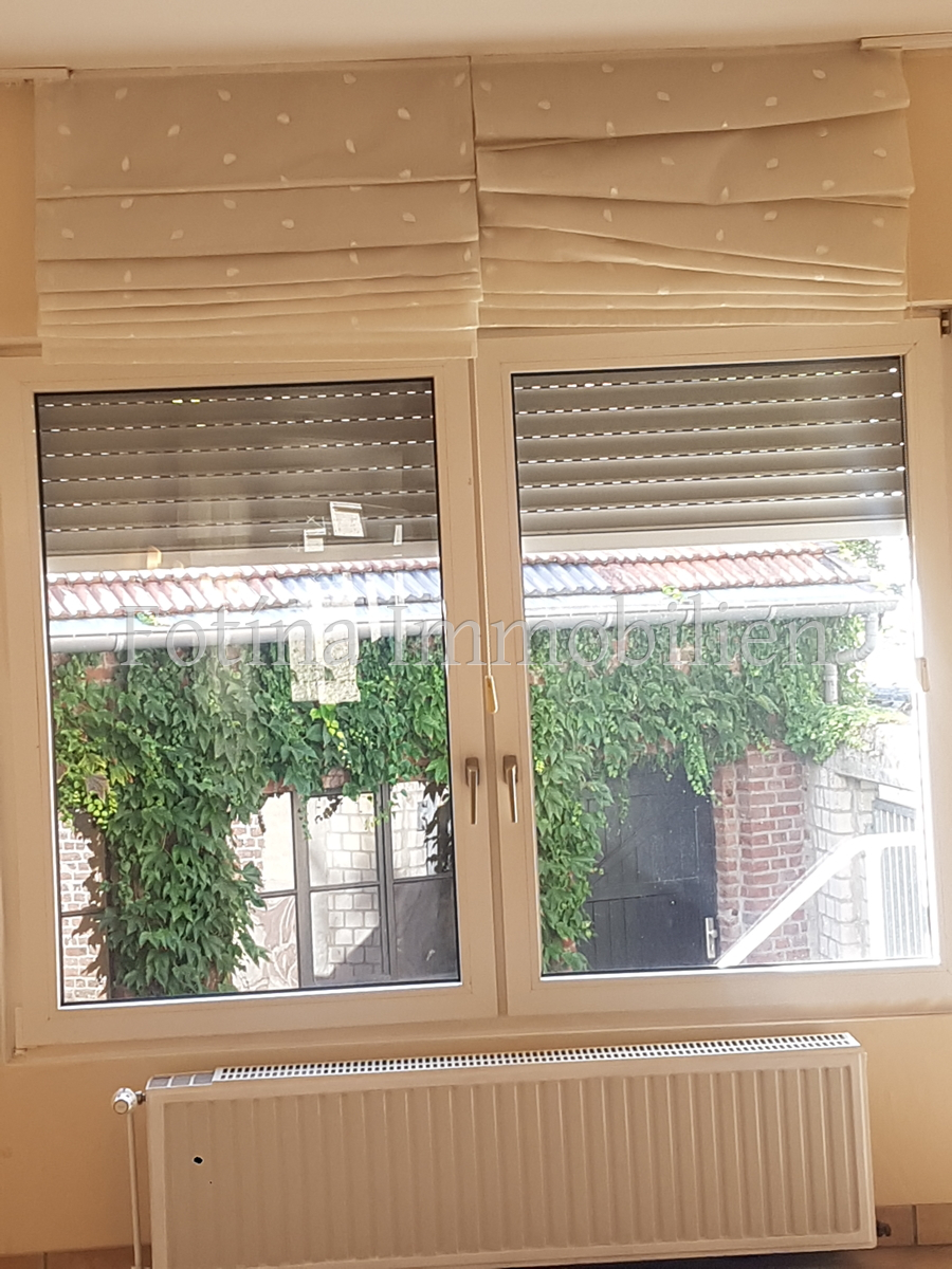 Fenster mit Au�en und Innen Rolladen Mehrfamilienhaus M�nchengladbach