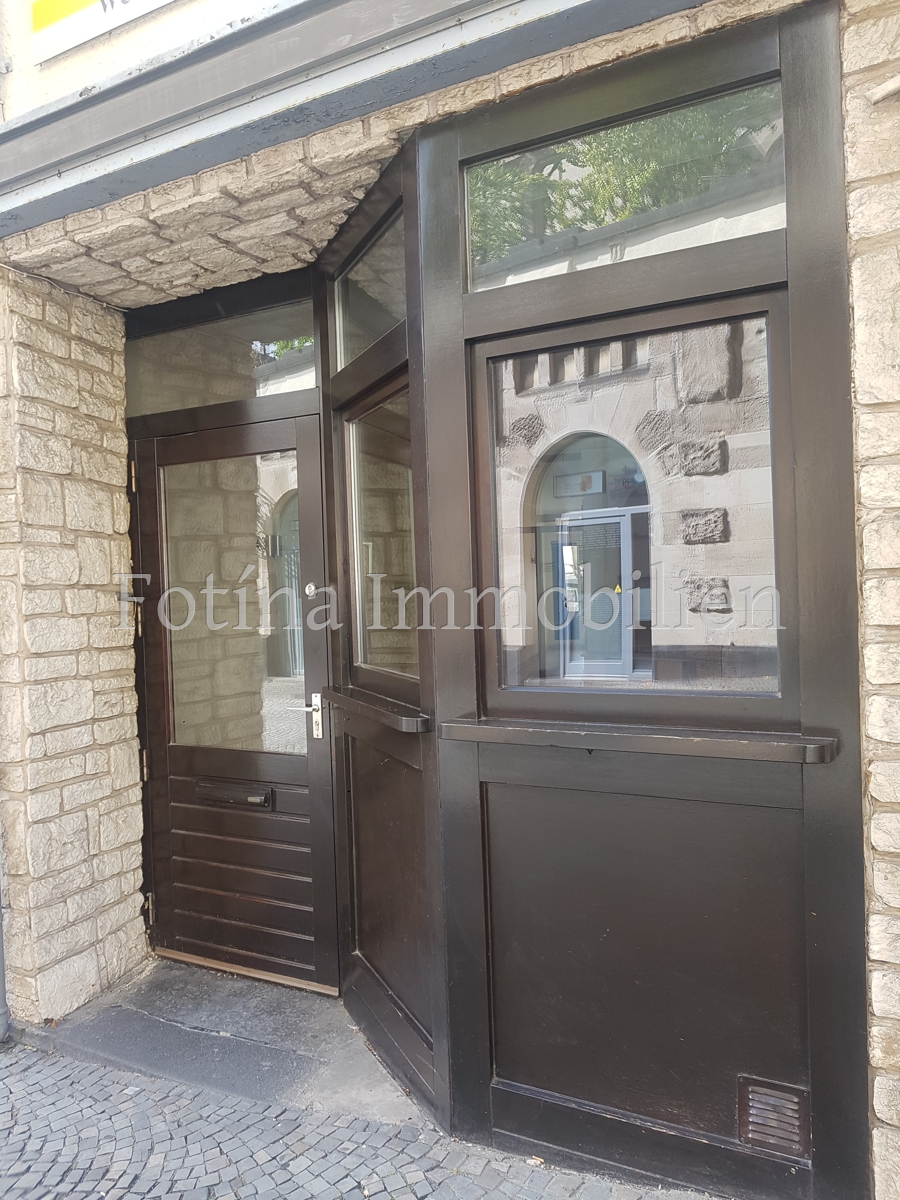 Eingangst�r mit Schaufenster Mehrfamilienhaus M�nchengladbach