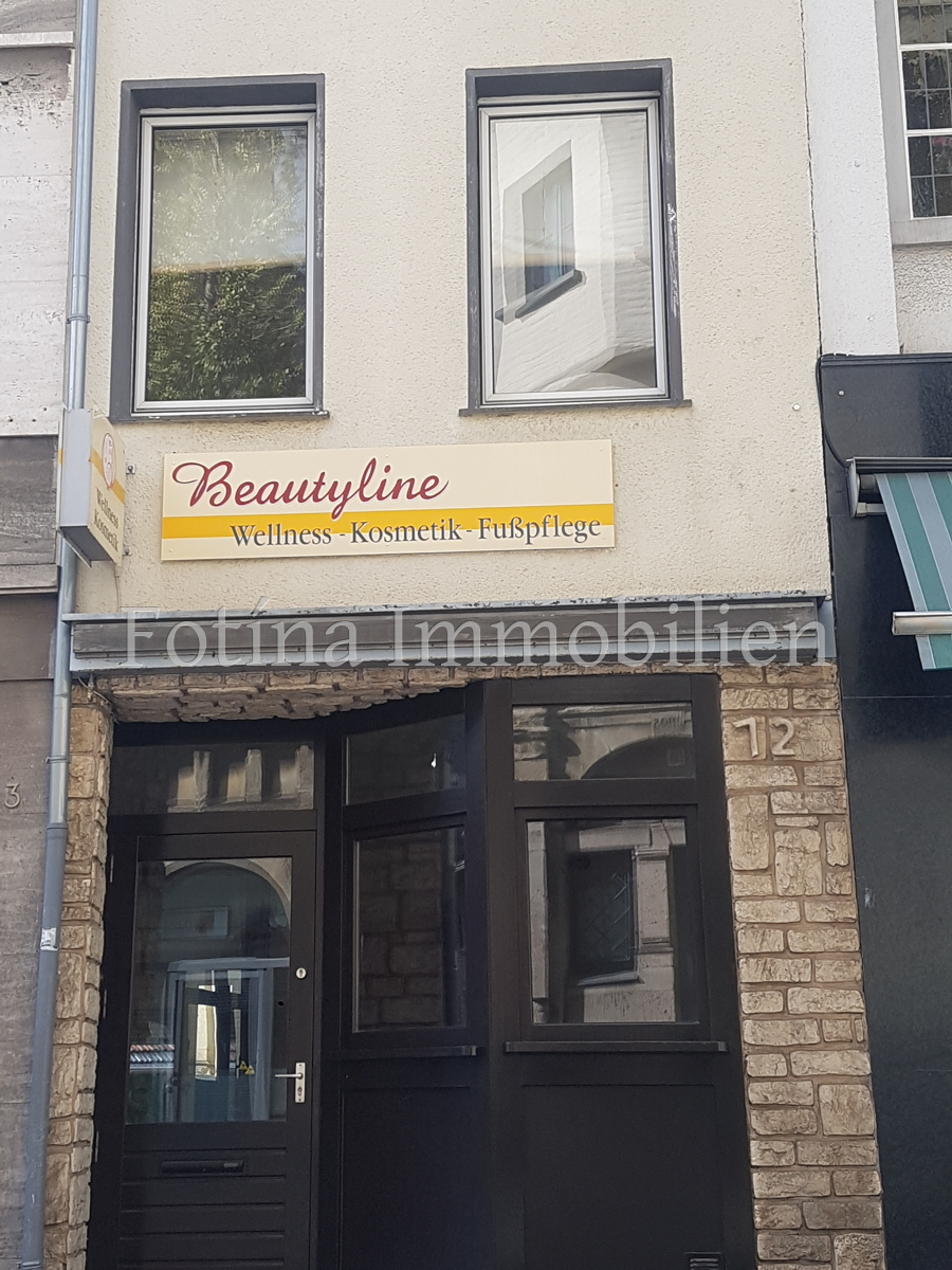gro�e Schaufenster mit Eingangst�r Mehrfamilienhaus M�nchengladbach