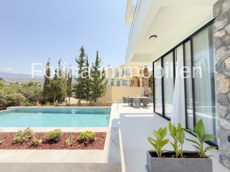 1 Esentepe - Kyrenia Villa VOLLM�BLIERTE LUXUS-VILLA mit Infinity-Pool in 1. Meereslinie am Korineum Golfclub, TOP Qualit�t !