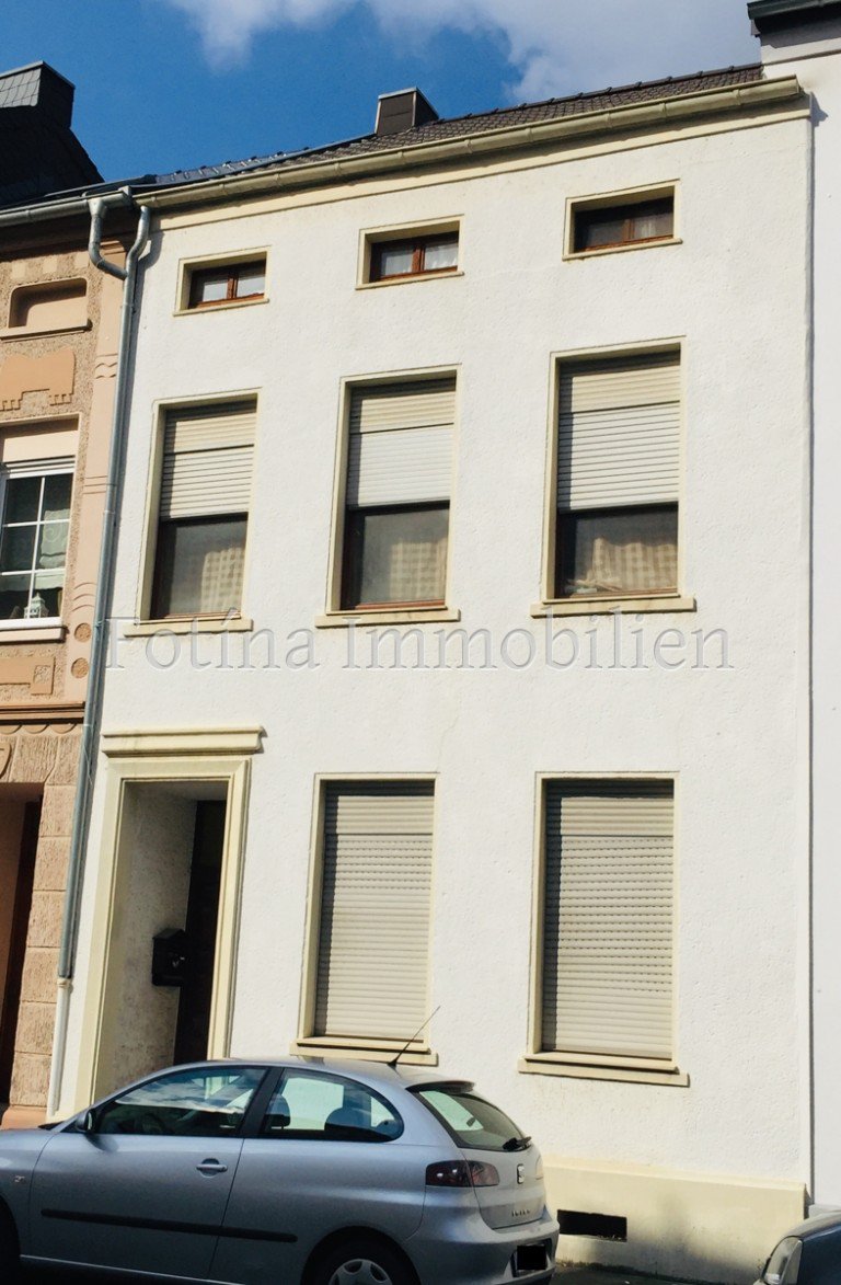 Front Expos� M�nchengladbach Reihenmittelhaus Wohnen und arbeiten unter einem Dach - Stadthaus in Eicken zum Modernisieren!