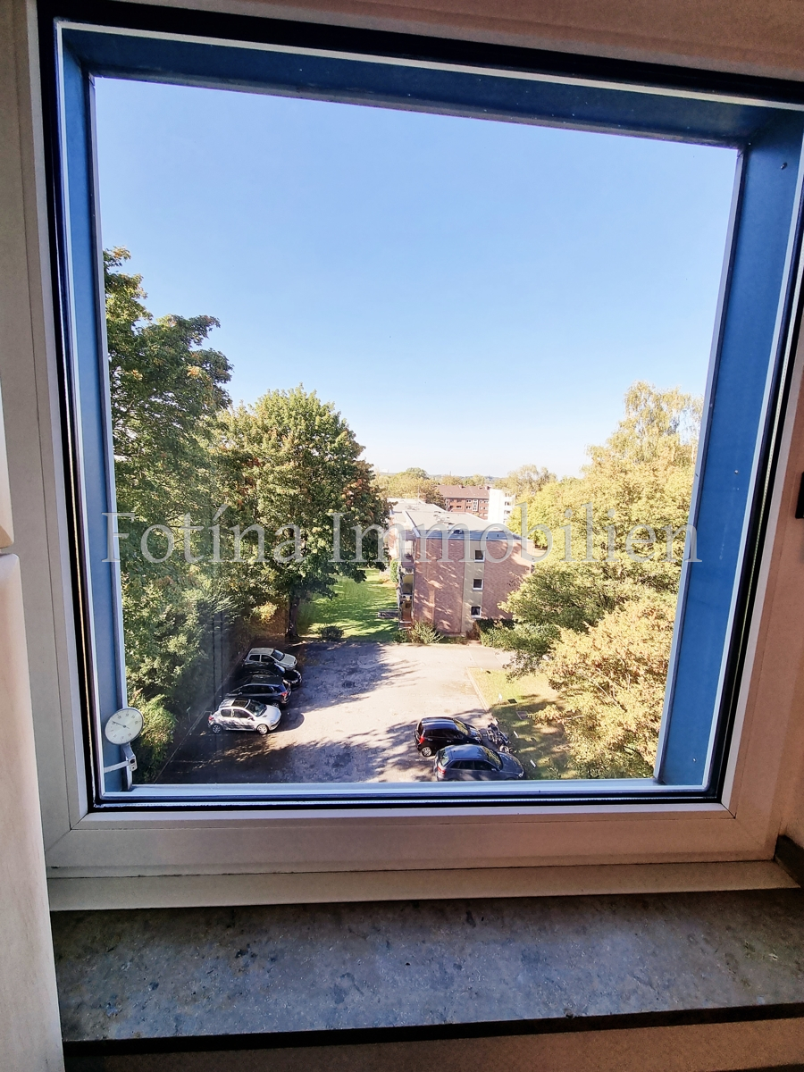 Blick aus dem Fenster auf den Parkplatz Etagenwohnung M�nchengladbach