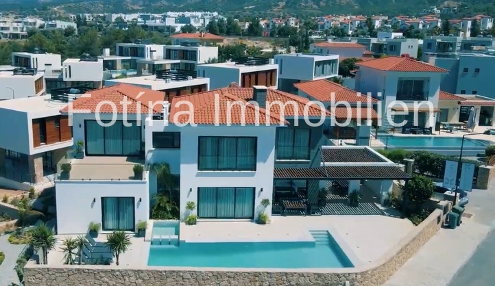1 Esentepe - Kyrenia Villa Ikonische Designer-5+1-Villa mit Strandzugang, Infinity-Pool und Meerblick - am Korineum Golf Club !