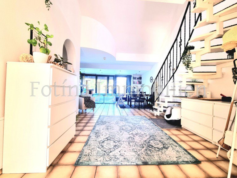 Esszimmer M�nchengladbach / Schrievers Maisonettewohnung Au�ergew�hnliche Maisonettewohnung mit Galerie, gro�em Balkon mit herrlichem Blick und Garage.