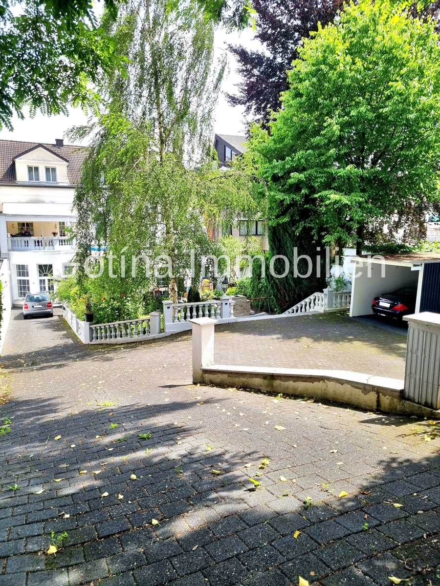 Privatgrundst�ck mit Stellpl�tzen Mehrfamilienhaus M�nchengladbach