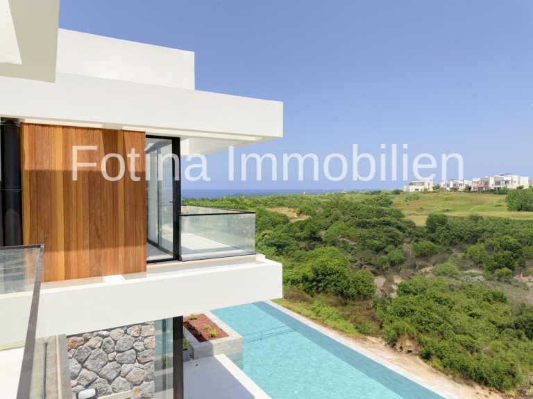2 Esentepe, Kyrenia - Kyrenia Villa Frisch erbaute LUXUS-VILLEN mit langem Infinity-Pool-direkt am Korineum Golfclub , in 1. Meereslinie