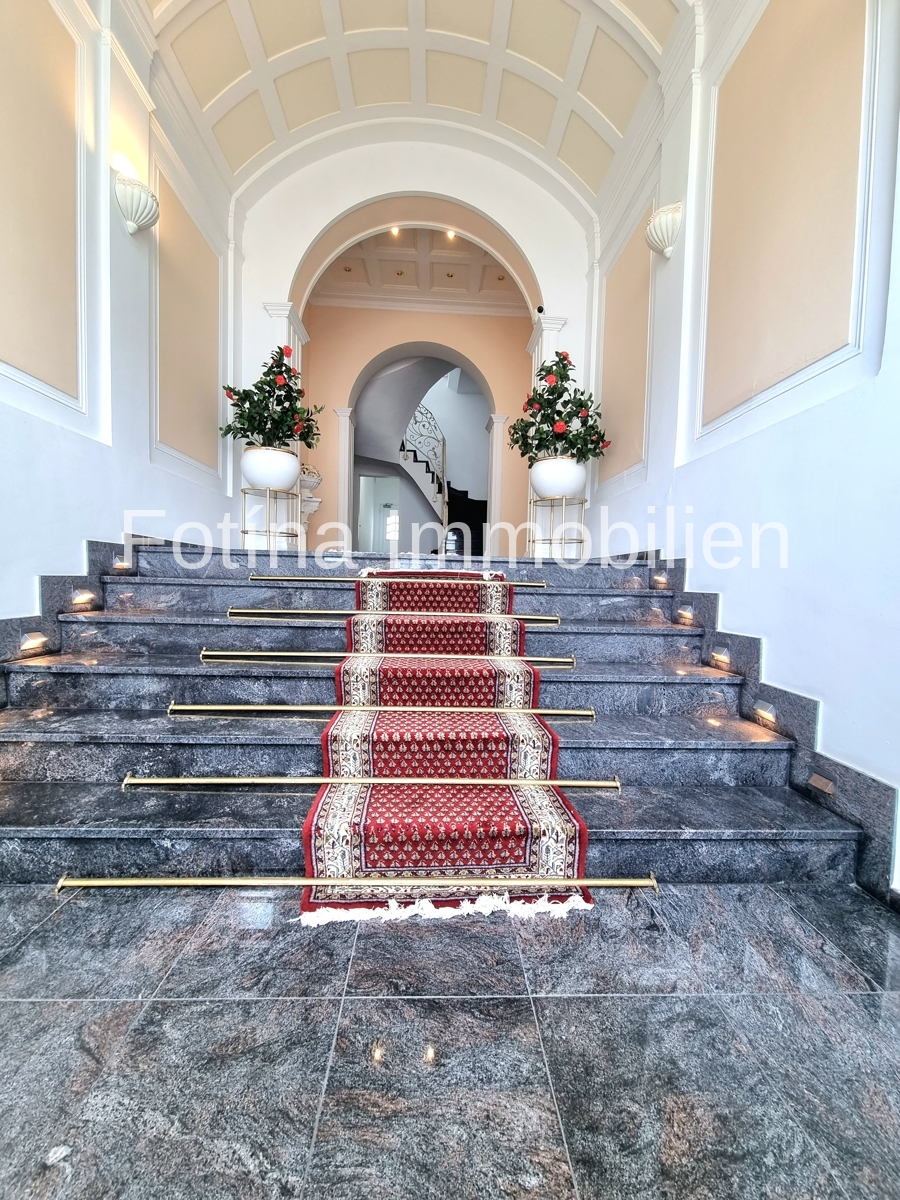 Repr�sentatives Hauptentr�e Mehrfamilienhaus M�nchengladbach